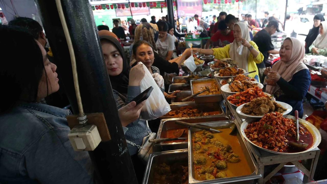 FOTO: Pasar Takjil Benhil Jadi Magnet Warga Berburu Menu Berbuka