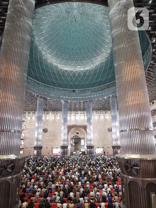 Khotbah Jum'at di Masjid Istiqlal, Jakarta, mengangkat tema Meraih Keagungan dan Keberkahan Bulan Ramadan. (Liputan6.com/Angga Yuniar)
