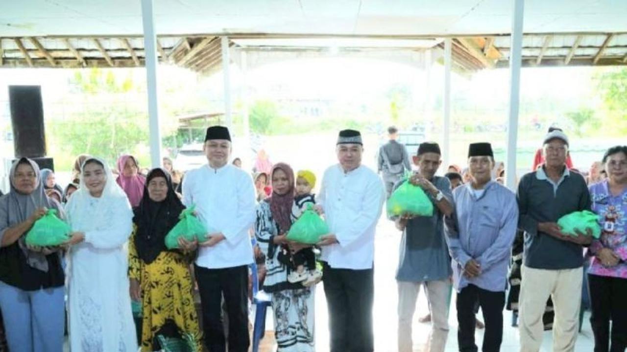 Pemkab Kapuas Salurkan Bantuan Pangan Kapuas Beras dan Minyak Goreng untuk Ribuan KPM