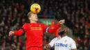 Kapten Liverpool, Lucas Leiva (kiri), berusaha menguasai bola saat melawan Leeds United pada laga perempat final Piala Liga Inggris di Stadion Anfield, Selasa (29/11/2016). (Action Images via Reuters/Carl Recine)