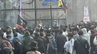 Demo Depan DPR Memanas, Massa Bakar Ban dan Rusak Pagar