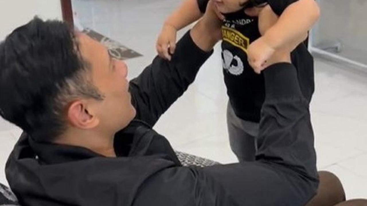 Saat sedang jalan dan dituntun oleh Aira, Alisha juga mendekati pakdhenya yang sedang santai. Sangat lucu!<br>