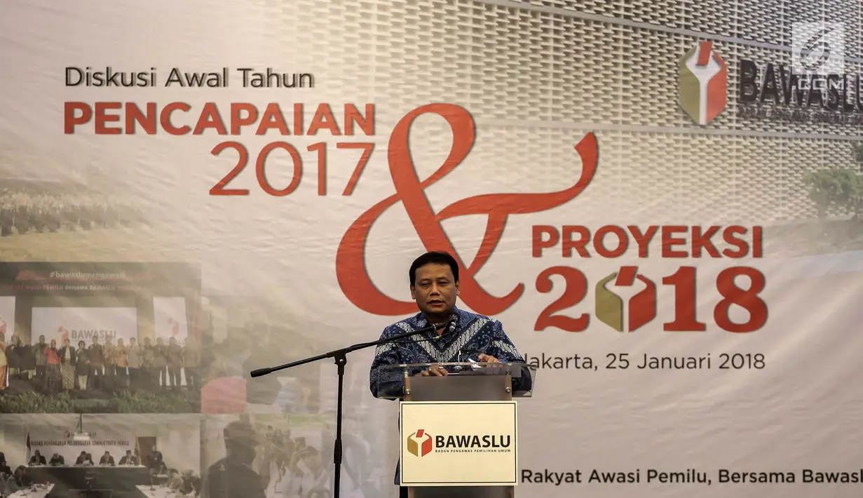 Ketua Badan Pengawas Pemilihan Umum (Bawaslu) Abhan memberi sambutan dalam acara diskusi awal tahun bertajuk "Pencapaian 2017 dan Proyeksi 2018" di Jakarta, Kamis (25/1). Pada Pilkada 2017, ditemukan 2.347 pelanggaran. (Liputan6.com/Faizal Fanani)