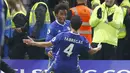 Selebrasi pemain Chelsea, Willian usai mencetak gol bersama rekannya Cesc Fabregas saat melawan Stoke City pada laga Premier League di Stamford Bridge, (31//12/2016). Chelsea menang 4-2. (Reuters/Eddie Keogh)