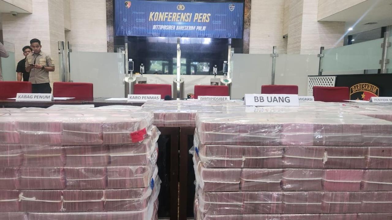 Foto Penampakan Fantastis Tumpukan Uang Rp32 Miliar di Kasus Penipuan Email Compromise