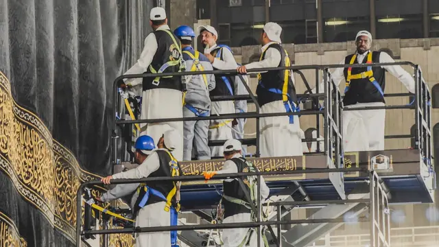 Potret Penggantian Kiswah Ka'bah