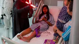 Sejumlah karakter film Star Wars menyapa pasien di Siloam Hospitals TB Simatupang, Jakarta Selatan, Sabtu (6/4). Kehadiran karakter Star Wars ini untuk menghibur para pasien, khususnya anak-anak di rumah sakit tersebut. (Liputan6.com/Faizal Fanani)