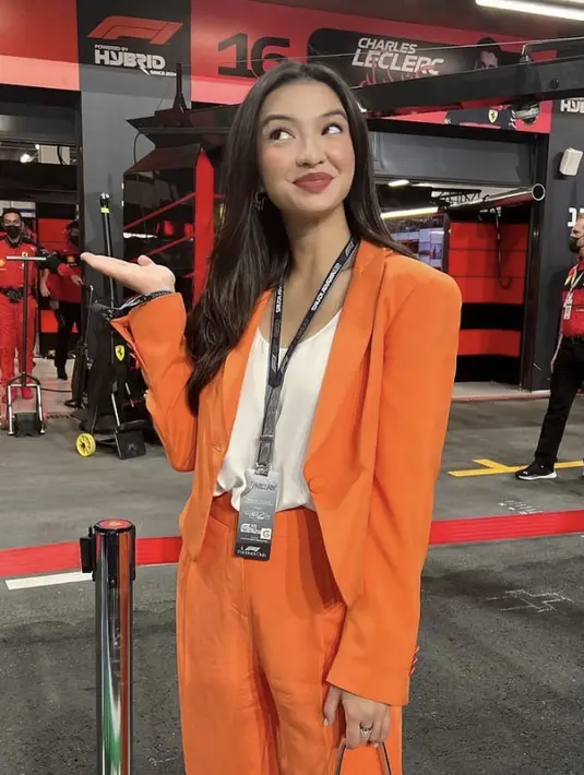 Permainan warna juga akan menambah gaya profesional sehingga terlihat kian unik.  [Foto: Instagram/ Raline Shah]