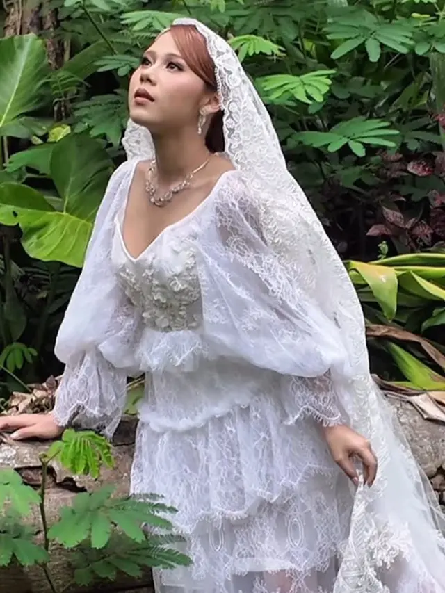 Cantiknya Bridal Robe Nadin Amizah Bergaya Vintage ala Putri di Negeri Dongeng yang Romantis