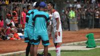 Gelandang Persis Solo, Wahyu Fitrianto mengalami robek di bagian pelipis setelah berbenturan dengan kapten Sragen United, Lucky Wahyu. (Bola.com/Ronald Seger Prabowo)