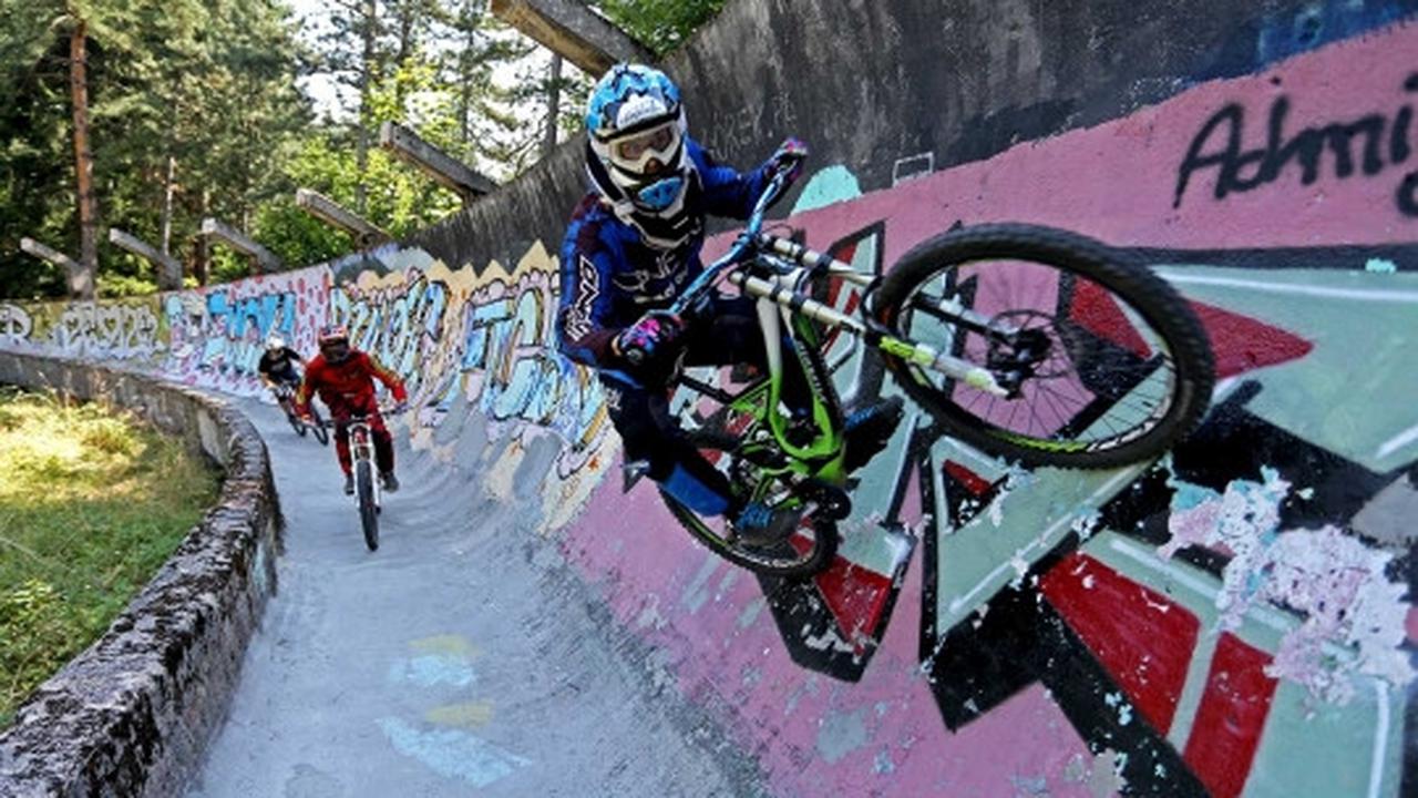 Aksi nekat bikers Downhill ngebut di lintasan miring 90 derajat