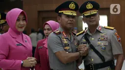 Kapolri Jenderal Idham Azis melakukan salam komando dengan Brigjen Anang S Hidayat sebagai Kapolda Kepulauan Bangka Belitung usai serah terima jabatan di Bareskrim Polri, Selasa (19/11/2019). Kapolri Jenderal Idham Azis memimpin upacara sertijab sejumlah perwira tinggi. (Liputan6.com/Johan Tallo)