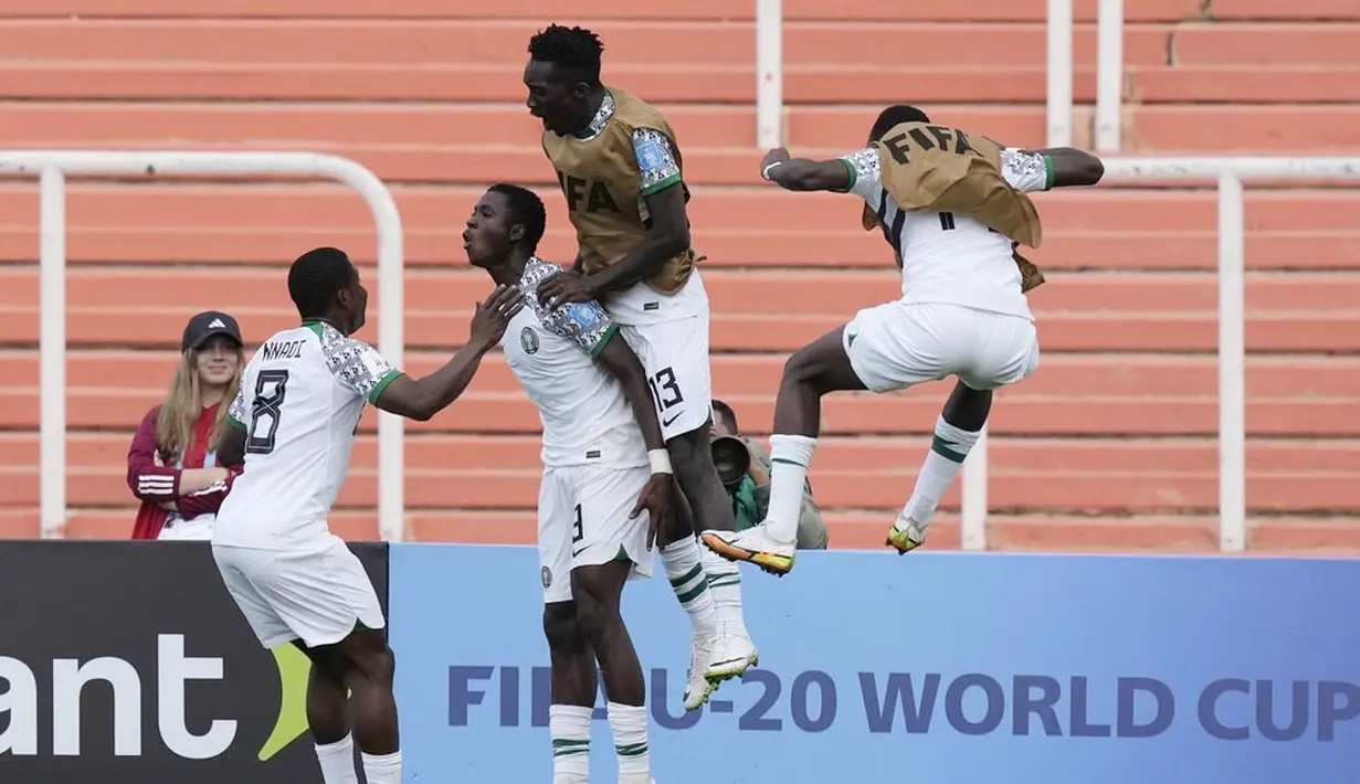 Para pemain Nigeria merayakan gol yang dicetak oleh Salim Lawal ke gawang Italia pada laga Grup D Piala Dunia U-20 2023 di Stadion Malvinas Argentina, Kamis (25/5/2023). Nigeria menang dua gol tanpa balas. (AP Photo/Natacha Pisarenko)