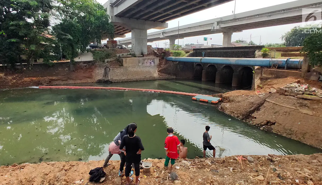 Anak-anak bermain di Sungai Kalimalang, Jakarta Timur, Jumat (5/7/2019). Tingginya suhu udara Ibu Kota akibat musim kemarau menyebabkan anak-anak tersebut berenang di Sungai Kalimalang meski dengan kondisi seadanya. (Liputan6.com/Immanuel Antonius)