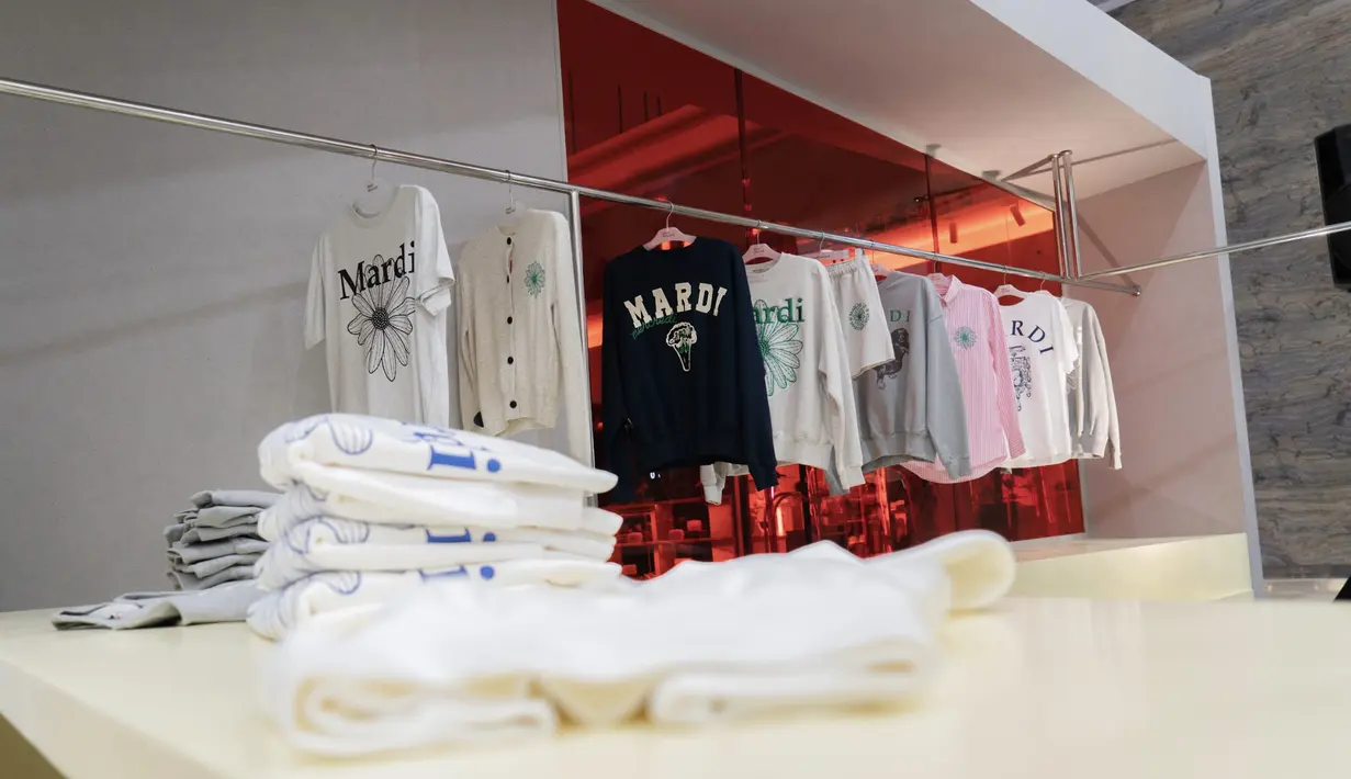 Adapun koleksi ready-to-wear lainnya seperti sweatshirt, kemeja, sepatu, hingga aksesori turut melengkapi pop-up butik.  [Foto: Dok. Istimewa]
