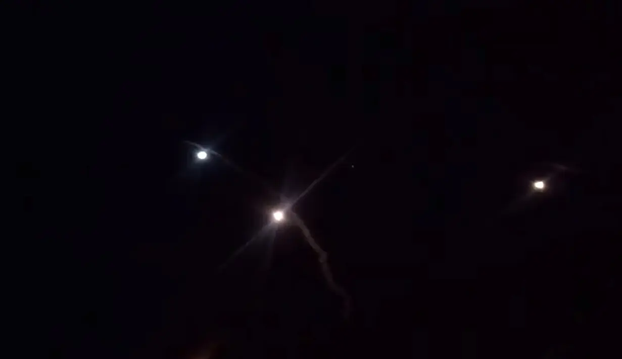 Gambar foto dari rekaman video televisi Iran memperlihatkan roket yang diluncurkan dari Iran ke arah pangkalan militer AS di Ein-al Asad di Irak, (8/1/2020).  Iran menembakkan "lebih dari selusin" rudal balistik ke arah markas militer Amerika di Irak. (HO / IRIB / AFP)