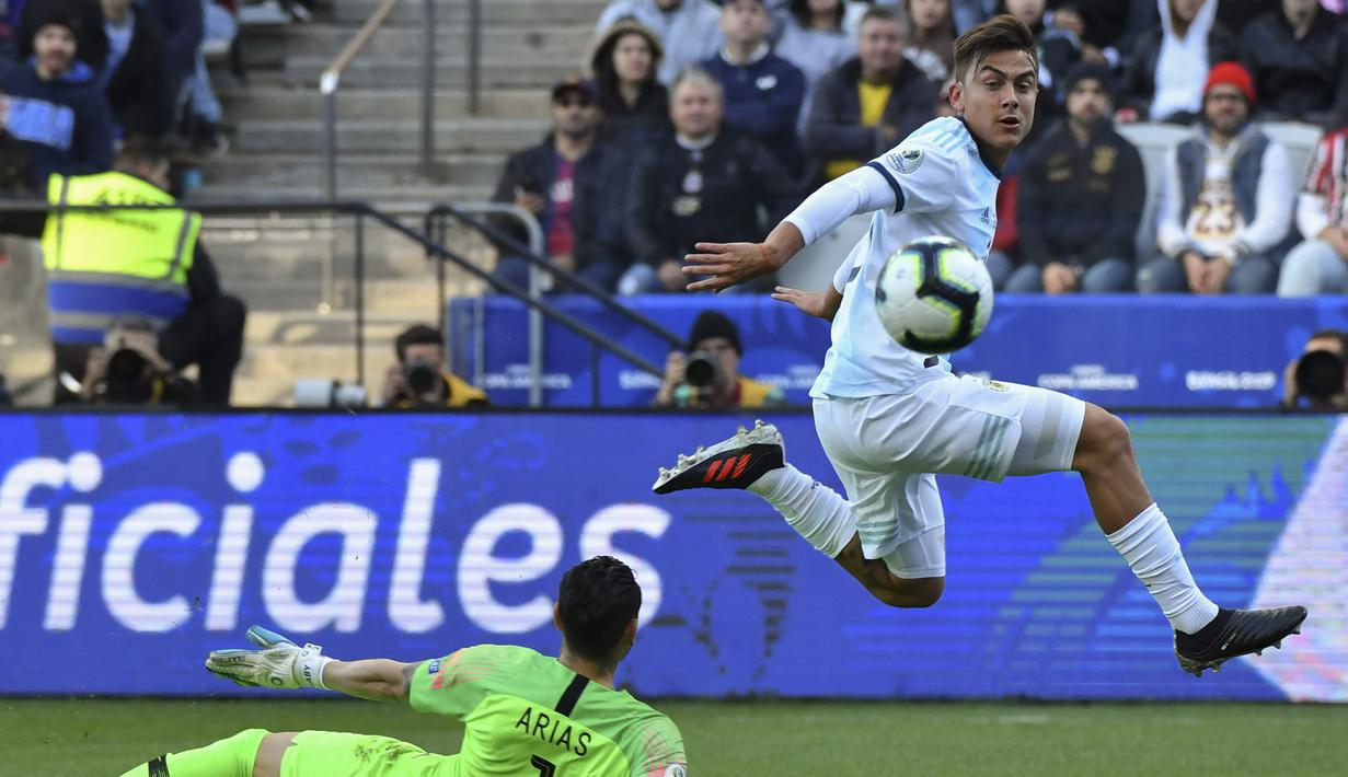 Paulo Dybala merupakan pemain asal Argentina yang menjadi andalan di lini sayap Juventus. Ia juga merupakan salah satu pemain Liga Italia yang menggunakan kaus kaki pendek. (AFP/Nelson Almeida)