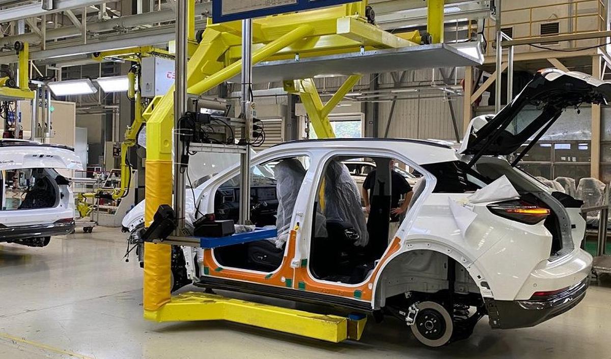 Menghasilkan satu unit mobil listrik per 3 menit, atau total<br>400 unit per hari. Angka-angka ini mencerminkan komitmen Neta untuk memenuhi permintaan pasarm yang terus berkembang terhadap mobil listrik yang ramah<br>lingkungan dan inovatif.
