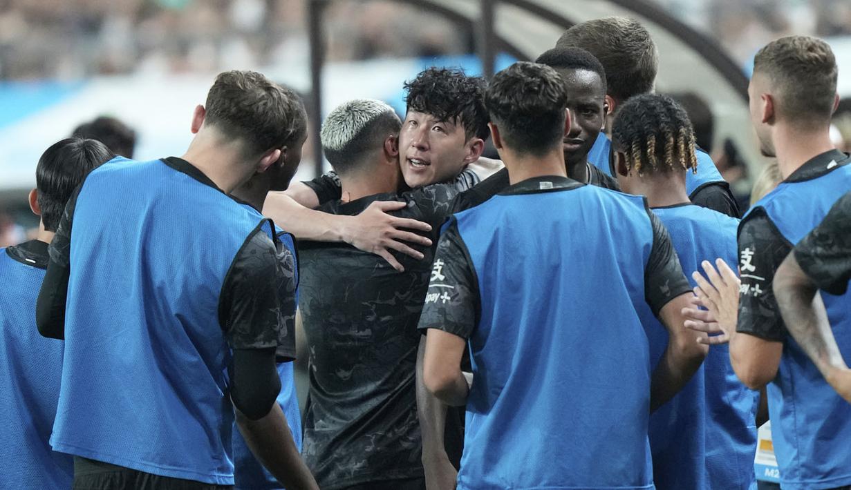 Pemain Tottenham Hotspur, Son Heung-min berpelukan dengan sejumlah rekannya setelah laga persahabatan pramusim melawan Newcastle di Seoul World Cup Stadium, Seoul, Korea Selatan, Minggu (03/08/2025) waktu setempat. (AP Photo/Ahn Young-joon)
