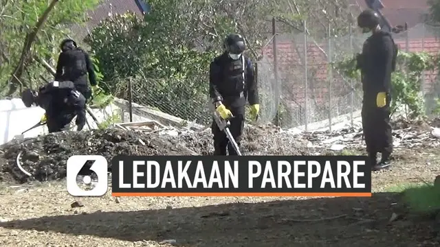 Tim Gegana Brimob Polda Sulawesi Selatan menyisir halaman belakang kantor Krjari Parepare pasca ledakan yang terjadi kemarin malam. Ledakan membuat plafon dan kaca-kaca rumah dinas dan kantor kejaksaan hancur.