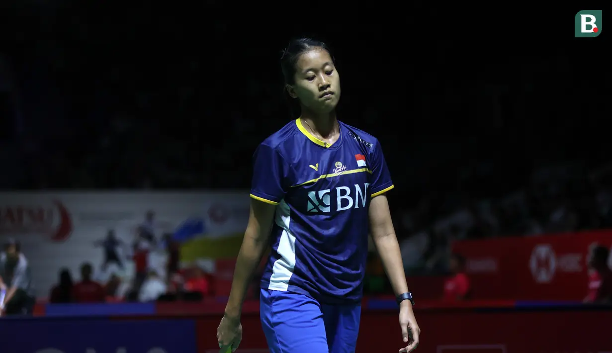 Tunggal putri Indonesia, Putri Kusuma Wardani, tampak kecewa setelah ditaklukkan wakil Jepang, Natsuki Nidaira, pada babak 16 besar Indonesia Masters 2024 di Istora Senayan Jakarta, Indonesia, Kamis (25/1/2024). Putri kalah dua gim langsung dengan skor 20-22 dan 16-21. (Bola.com/