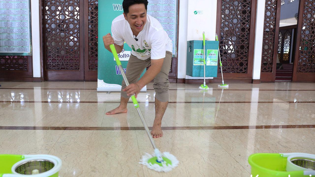 Irfan Hakim Turut Ikut Bersih-Bersih Masjid
