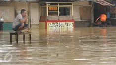 Warga terjebak banjir di jalan Merpati Raya kota,Tangerang Selatan, Selasa (21/2). Intensitas curah hujan yang tinggi di sertai buruknya Drainase menyebabkan banjir 50-100 cm di kawasan tersebut. (Liputan6.com/Helmi Afandi)