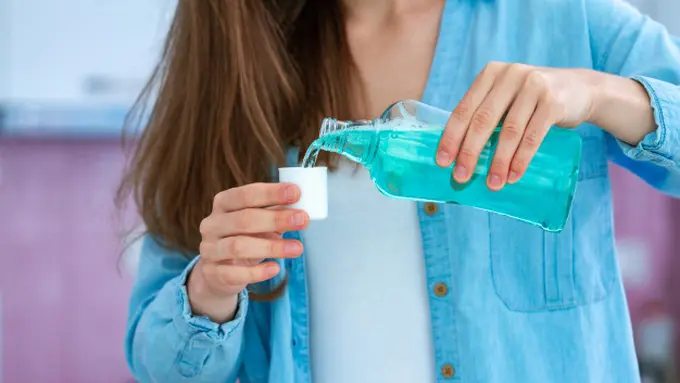 Gambar Ilustrasi Wanita Menggunakan Obat Kumur