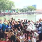 Wagub DKI Sandiaga dan Menteri Susi berfoto bersama usai lomba Festival Danau Sunter. (Devira Prastiwi/Liputan6.com)