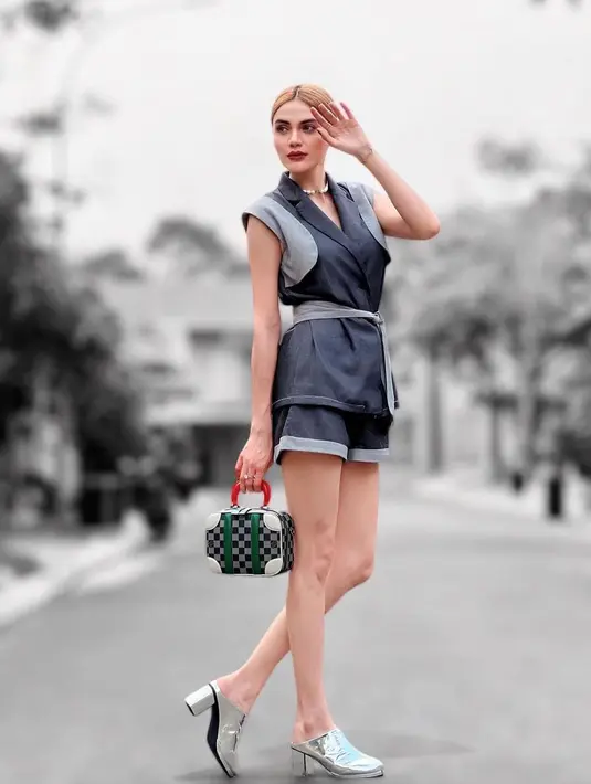 Dalam unggahannya, Hilda Vitria membagikan bebetapa potret OOTD nya. [instagram/hvkhildavitriakhan]