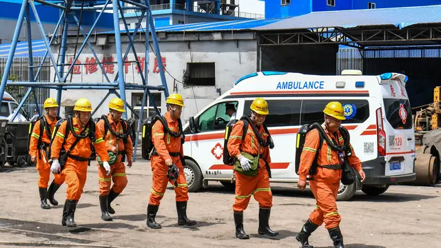 Petugas penyelamat melewati sebuah ambulans setelah ledakan di tambang batu bara Liushenyu di kota Changzhi, China, pada hari Sabtu, 23 Mei 2026. (Cao Yang/Xinhua via AP)