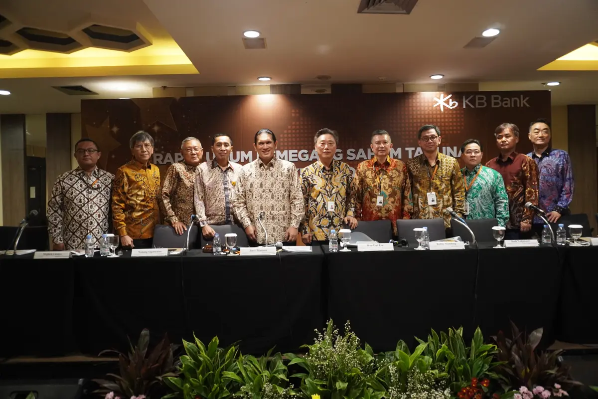 Berikut susunan anggota Dewan Komisaris dan Direksi KB Bank