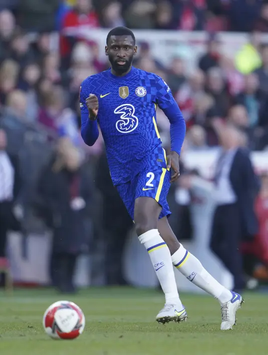 Bek Chelsea, Antonio Rudiger mengontrol bola saat bertanding melawan Middlesbrough pada pertandingan perempat final Piala FA di Stadion Riverside, Inggris, Minggu (20/3/2022). Dengan kemenangan ini, Chelsea melenggang ke semifinal Piala FA. (AP Photo/Jon Super)