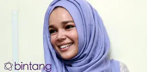 Belum berani untuk memasuki dunia dakwah, Dewi Sandra memulai dakwah dari hal kecil untuk menyebarkan kebaikan kepada sesama.