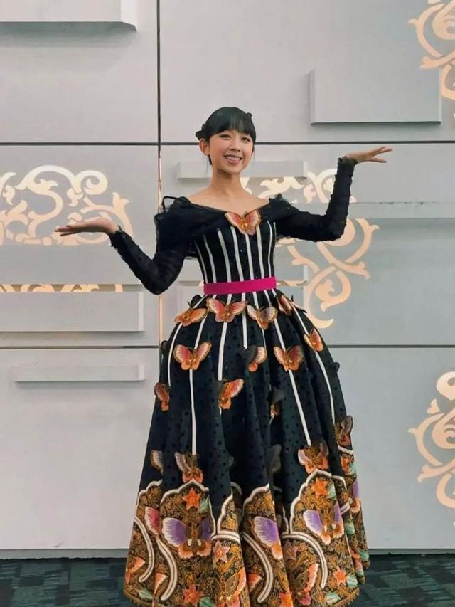 6 Potret Dita Karang SECRET NUMBER Tampil Anggun Pakai Gaun Batik di KBRI Seoul