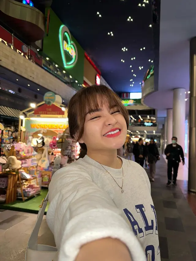 6 Potret Nathalie Holscher Tampil Berponi Dibilang Mirip Fuji, Bikin Pangling