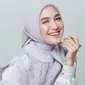 Simpel dan clean, cukup ikat kebelakang hijab segi empat seperti tampilan Cut Syifa ini. [Foto: IG/cutsyifaa].