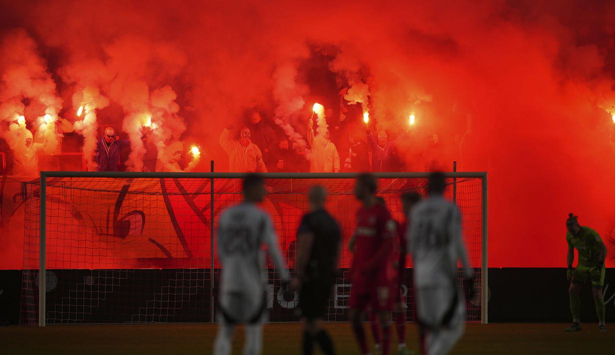 Sejumlah pendukung FC Twente menyalakan suar dan kembang api dalam pertandingan Liga Europa 2024/2025 melawan Besiktas di De Grolsch Veste stadium, Enschede, Belanda, Jumat (31/01/2025) dini hari WIB. (AP Photo/Peter Dejong)