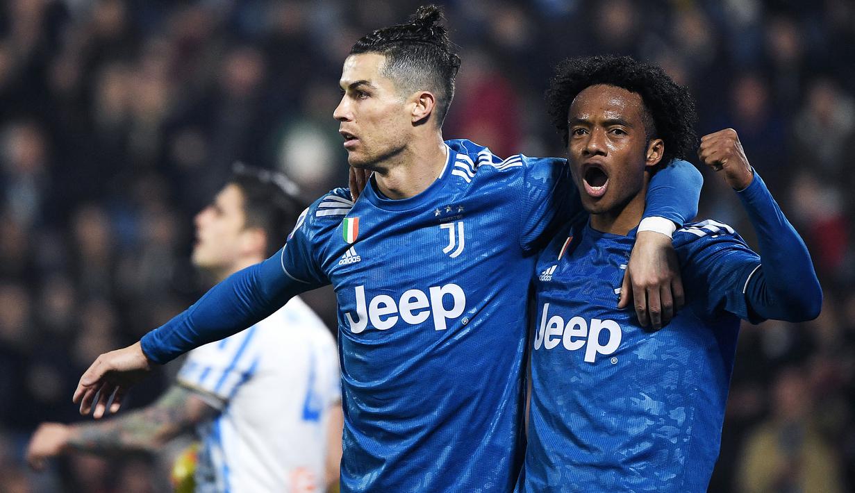 Juan Cuadrado. Bek kanan Kolombia berusia 34 tahun yang sejak awal musim 2017/2018 dipermanenkan Juventus dari chelsea usai 2 musim berstatus pinjaman ini mengenakan nomor punggung 7 sejak awal musim 2016/2017. Saat Cristiano Ronaldo datang ke Juventus pada awal musim 2018/2019, Juan Cuadrdao menyerahkan nomor punggung 7 kepada CR-7 dan ia beralih mengenakan nomor punggung 16 selama 3 musim dan akhirnya kembali mengenakan nomor punggung 11 sejak 2020/2021, nomor punggungnya saat berstatus pinjaman. (AFP/Isabella Bonotto)