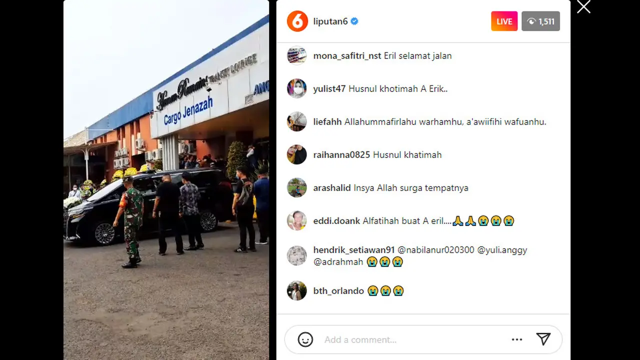 Dua buah ambulans disiagakan di depan pintu masuk Kargo Jenazah untuk menjemput jenazah anak Ridwan Kamil, Emmeril Kahn Mumtadz atau Eril. (Liputan6.com)
