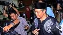 Muhtar Ependy diserbu wartawan usai menghadiri sidang vonis di Pengadilan Tipikor, Jakarta, Kamis (5/3/2015). Muhtar divonis 5 tahun penjara dan denda Rp 200 juta subsider 3 bulan kurungan.(Liputan6.com/Faisal R Syam)