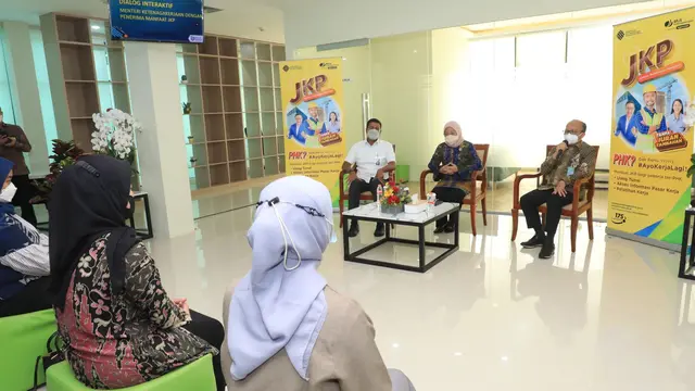 Menaker Ida berdialog dengan penerima manfaat program JKP di Gedung Pusat Pasar Kerja Jakarta Selatan