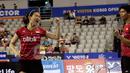 Ganda campuran Indonesia, Praveen Jordan/Debby Susanto berselebrasi usai mengalahkan ganda China Wang Yilyu/Huang Dongping pada final Korea Terbuka 2017, Minggu (17/9). Praveen/Debby berhasil menjadi juara dengan skor 21-17, 21-18. (AP/Ahn Young-joon)