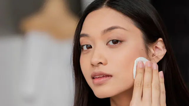 5 Tips Memilih Foundation yang Tepat Sesuai Warna dan Tipe Kulit Wajah Kamu, Dijamin Hasilnya Flawless!