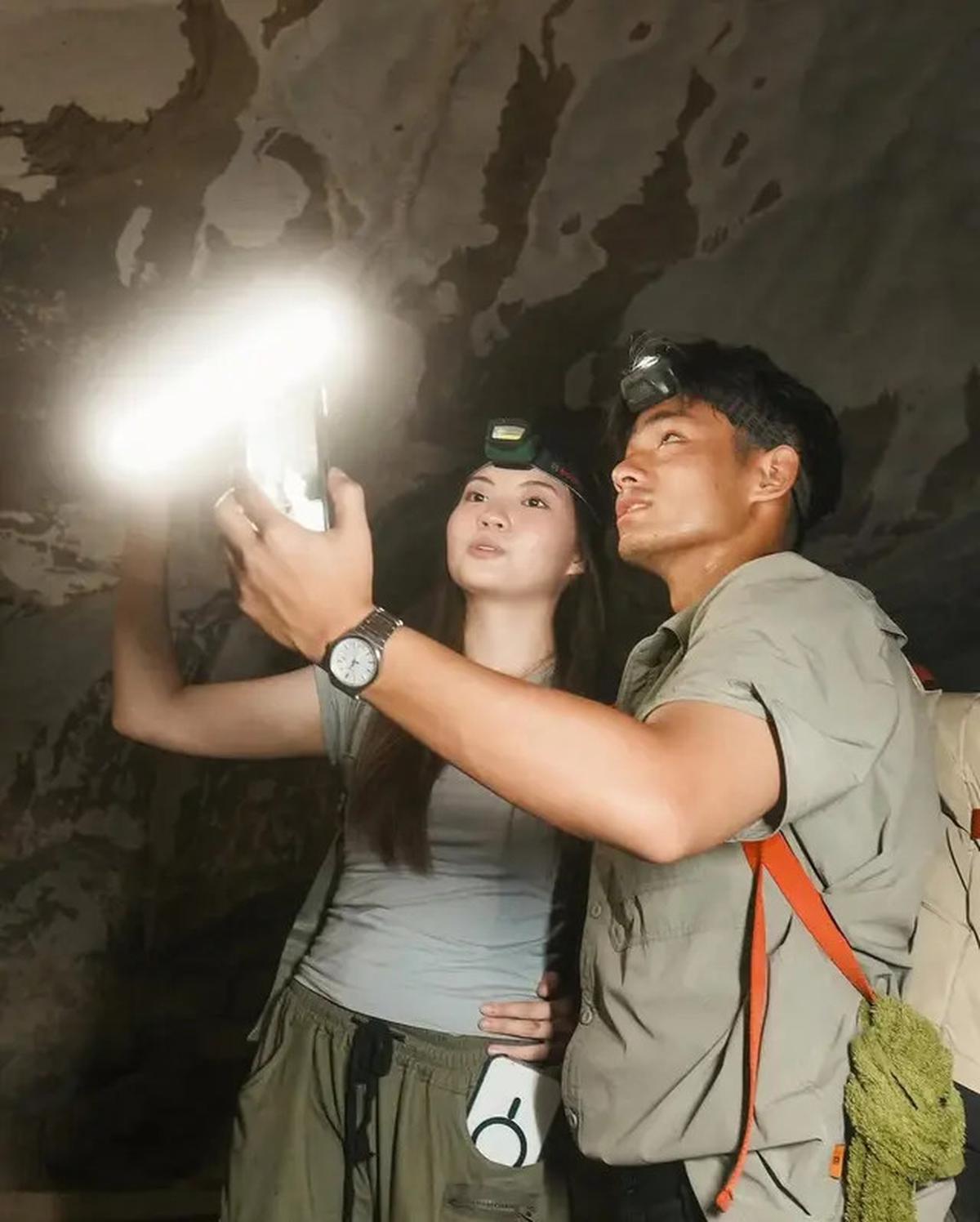 6 Potret Perjalanan Erika Richardo Cari Lukisan Tertua di Dunia yang Ada diSulawesi