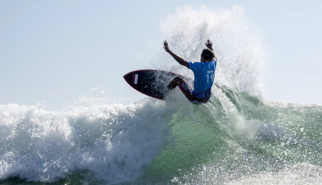 Atlet yang memiliki darah Jepang ini tampil impresif dengan mengemas total 11,53 poin dan berhak menempati posisi kedua di bawah peselancar unggulan asal Amerika Serikat John Florence yang mengumpulkan 2,77 poin. (Foto:AP/Olivier Morin,Pool)