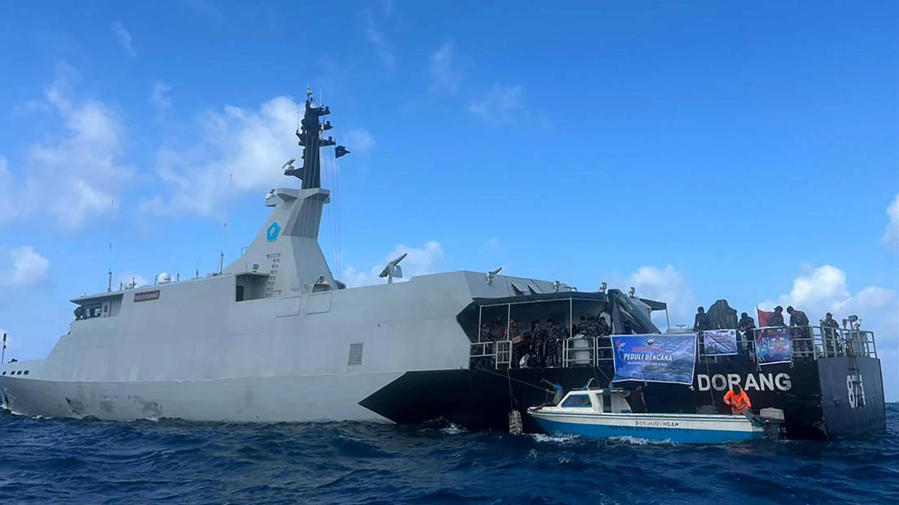 FOTO: KRI Dorang Salurkan Bantuan ke Desa Terisolasi Halmahera Barat