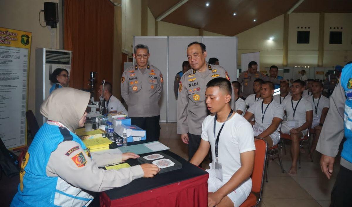 "Proses rekrutmen dan pengembangan SDM Polri ini kita harapkan bersama, agar serba digital, menggunakan alat-alat canggih atau teknologi terkini,” kata dia.<br>