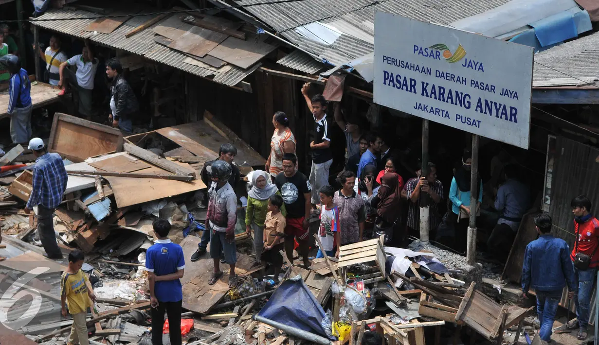 Sejumlah pedagang melihat pembongkaran Pasar Karang Anyar, Jakarta Pusat, Rabu (16/9/2015). Pemprov DKI menyiapkan Pasar Rajawali sebagai tempat pengganti. Tapi, tawaran itu ditolak pedagang. (Liputan6.com/Gempur M Surya)