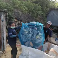 Aktivitas membersihkan sampah. (Foto: Dokumen/L’Occitane en Provence)